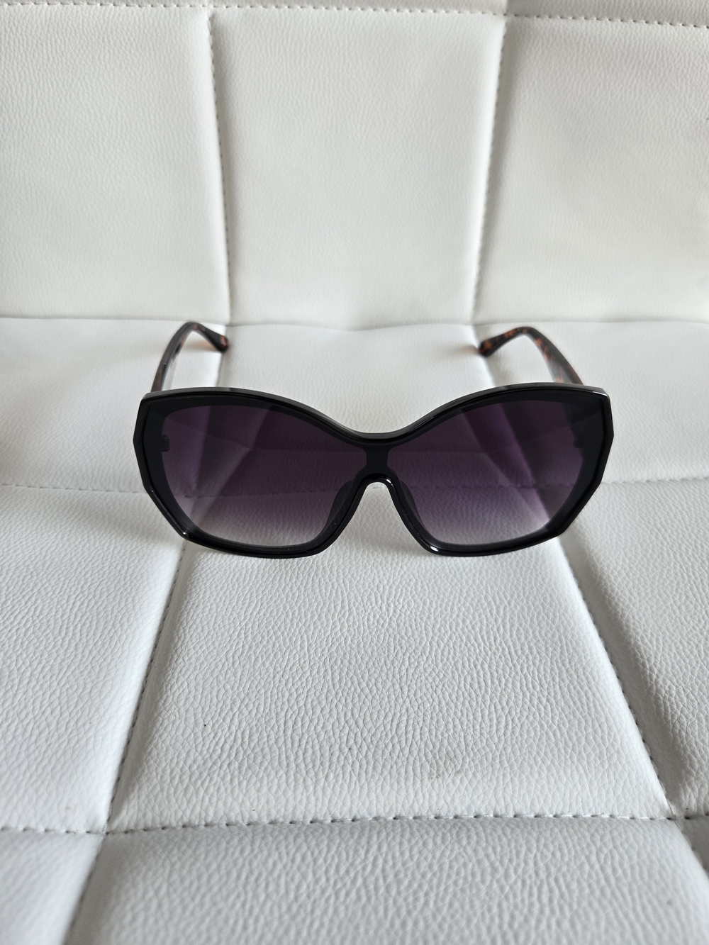 Jessica Simpson Black Frame Sunglasses with Gradient Purple Lenses